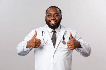 医疗保健医学医院治疗概念快乐满意非裔美国人有胡子的医生眼镜白色外套显示翘拇指松了一口气病人测试结果细