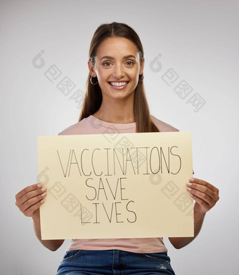 准备好了拥抱年轻的女人站工作室持有<strong>海报</strong>接种<strong>疫苗</strong>