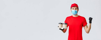 外卖食物食品杂货交付科维德非接触式订单概念快乐的快递红色的统一的手套脸面具持有客户端订单咖啡拳头泵庆祝活动