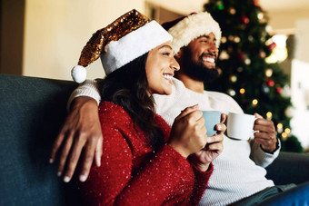 热巧克力快乐圣诞节记忆快乐年轻的夫妇放松沙发温暖的饮料圣诞节首页