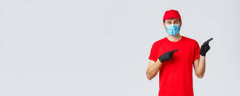 科维德self-quarantine在线购物航运概念感兴趣微笑交付的家伙红色的t恤帽航空公司统一的医疗面具手套交付客户端点
