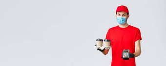 外卖食物食品杂货交付科维德非接触式订单概念愉快的快递红色的统一的手套脸面具持有咖啡客户端回来终端灰色背景
