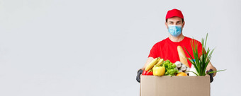 食品杂货包交付科维德检疫购物概念微笑快递脸面具手套红色的统一的持有盒子食物客户订单客户端首页交付