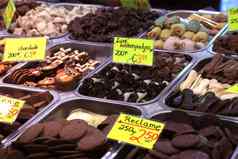 巧克力显示糖果店的市场摊位