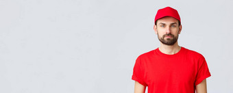 在线购物交付检疫<strong>外卖</strong>概念年轻的英俊的有胡子的快递红色的服务统一的帽t恤员工工作转让<strong>订单</strong>
