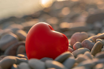 情人节一天概念红色的心浪漫的爱象征卵石海滩日落复制空间模板鼓舞人心的作文明信片报价