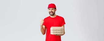 食物交付检疫保持首页订单在线概念热情的快递红色的t恤帽带披萨订单房子拳头泵自信赢得庆祝胜利