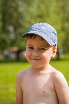 可爱的金发碧眼的男孩经历快乐走夏天一天河坐着多汁的草有趣的面部表达式夏天热孩子t恤