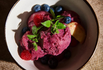 食物生活平躺让人耳目一新自制的紫色的生素食主义者健康的浆果冰奶油冰沙
