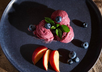 生活让人耳目一新素食主义者《哈克贝利·费恩冰沙海军板超过薄荷叶子蓝莓多汁的桃子
