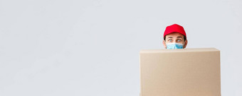 包包裹交付科维德检疫转移订单笨手笨脚可爱的快递一天工作隐藏大盒子穿脸面具红色的统一的帽灰色背景