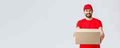 订单交付在线购物包航运概念友好的微笑有胡子的快递红色的统一的t恤帽给包客户将盒子客户端