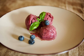 健康的自制的《哈克贝利·费恩冰奶油超过有机蓝莓绿色叶柠檬罗勒乳制品免费的甜点