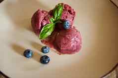 蓝莓冰奶油冰沙球板超过蓝莓绿色叶子柠檬罗勒薄荷