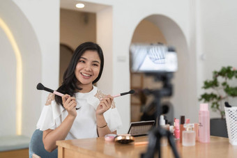 亚洲女美博主生活流媒体审查<strong>化妆产品</strong>社会媒体现代年轻的女人影响者展示每天化妆品会说话的智能手机相机