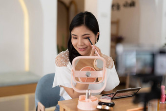 亚洲女美博主生活流媒体审查化妆产品社会媒体现代年轻的女人影响者展示每天化妆品会说话的智能手机相机
