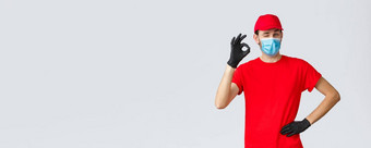 科维德self-quarantine在线购物航运概念交付的家伙红色的t恤帽脸面具手套显示<strong>标志</strong>眨眼问题<strong>快递</strong>交易转移