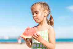 有趣的女孩吃西瓜阳光明媚的夏天一天海洋海滩可爱的高加索人女孩子享受夏天水果咬片西瓜快乐童年