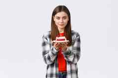 人生活方式假期庆祝活动情绪概念梦幻华丽的年轻的女人庆祝生日持有生日蛋糕基斯蜡烛微笑种类相机