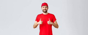 在线购物交付检疫<strong>外卖</strong>概念快乐的快递红色的统一的帽t恤建议使订<strong>单</strong>竖起大拇指批准灰色背景