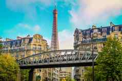 埃菲尔铁塔塔视图铁道地铁阳光明媚的一天巴黎法国