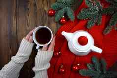 茶倒白色茶壶玻璃谎言红色的格子圣诞节球松柏科的分支机构