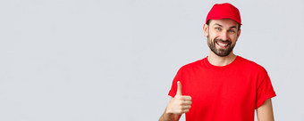 在线购物交付检疫外卖概念友好的快乐的快递红色的帽t恤统一的鼓励使互联网订单翘拇指批准建议