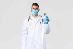 科维德医疗保健工人流感大流行防止病毒概念英俊的拉美裔医生白色实习医生风云医生穿医疗面具手套显示肥皂手洗手液