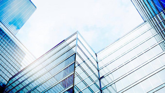 完美的蓝色的玻璃高层企业建筑现代办公室建筑玻璃外观清晰的天空背景透明的玻璃墙办公室建筑呈现