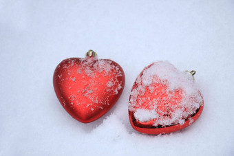 红色的心形状的饰品新鲜的下降雪