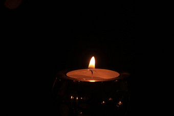 单燃烧蜡烛特写镜头黑暗