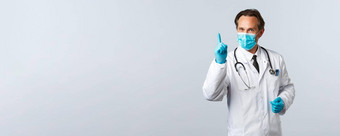科维德防止病毒医疗保健工人疫苗接种概念专业中年医生医疗面具手套显示手指解释规则冠状病毒社会距离