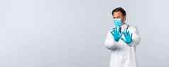 科维德防止病毒医疗保健工人疫苗接种概念恶心困扰医生避免咳嗽人佩普穿医疗面具手套扩展手距离