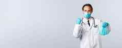 科维德防止病毒医疗保健工人疫苗接种概念快乐的医生诊所穿佩普收到了医疗面具医院员工站白色背景