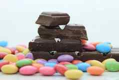 巧克力填满糖果明亮的颜色块巧克力酒吧