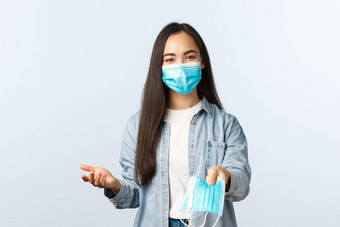 社会距离生活方式科维德流感大流行日常生活休闲概念友好的可爱的亚洲女孩给医疗面具保护健康冠状病毒杂货店购物