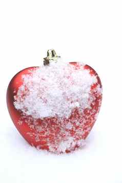 红色的心形状的点缀新鲜的下降雪