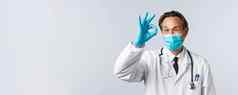 科维德防止病毒医疗保健工人疫苗接种概念快乐的满意医生医疗面具手套显示标志眨眼医生给批准同意病人