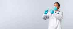 科维德防止病毒医疗保健工人疫苗接种概念中年医生医疗面具手套持有注射器冠状病毒疫苗艾滋病毒准备准备拍摄病人