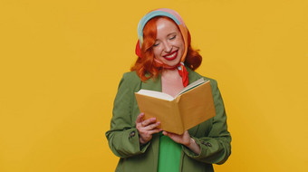红色头发的人女人阅读有趣的有趣的童话故事书休闲爱好教育学习