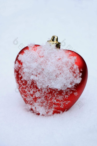 红色的心形状的点缀新鲜的下降雪