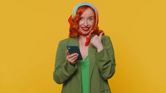 红色头发的人女孩移动电话打<strong>字帖</strong>子网络短信消息浏览上瘾社会网络