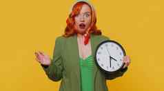 红色头发的人女人焦虑检查时间时钟运行晚些时候工作延迟的最后期限