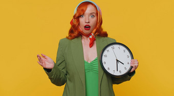 红色头发的人女人焦虑检查时间<strong>时钟</strong>运行晚些时候工作延迟的最后期限