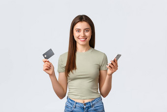 在线购物首页生活方式人概念有吸引力的时尚的女人显示信贷卡智能手机微笑的地方订单移动应用程序使首页交付