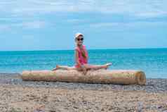 线日志海滩年轻的海亚洲旅游免费的女人美丽的概念假期海洋自然享受水海边苗条的衣服放松旅游