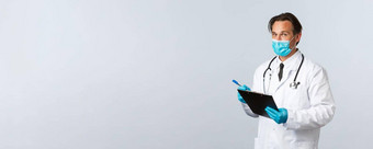 科维德防止病毒医疗保健工人疫苗接种概念专业医生医疗面具手套持有剪贴板写作病人症状战斗冠状病毒诊所
