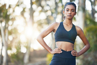 不要限制挑战挑战限制肖像运动年轻的女人锻炼在户外
