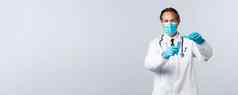 科维德防止病毒医疗保健工人疫苗接种概念微笑医生医疗面具手套倒化学ingridient试管进行疫苗测试