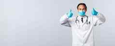 科维德防止病毒医疗保健工人疫苗接种概念热情的快乐医生医疗面具手套保证质量显示竖起大拇指批准